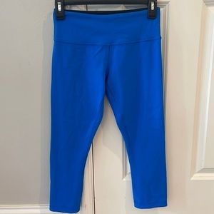 𝅺LULULEMON reversible Wunder Under crop legging. Bright blue/black. Size 4